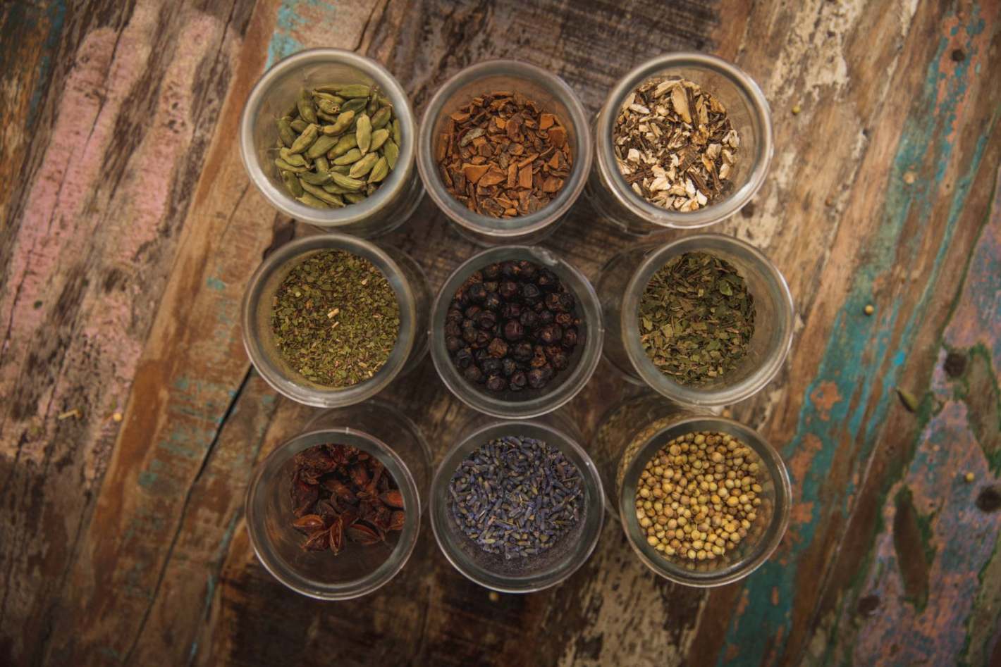 gin botanicals corriander seed, juniper berry, cassia bark, cardamom pods, anise myrtle, lemon myrtle leaf, mountain pepperberry leaf, Edible lavender, Organic Angelica root